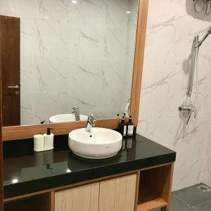 W łazience znajduje się umywalka i lustro. w obiekcie Vimala Hills Villa 4 Bedroom with Mountain View w mieście Bogor