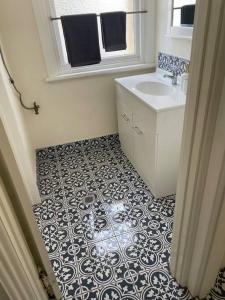 bagno con lavandino, servizi igienici e specchio di The Old Flour Mill Apartment (Gallipoli house) a Narrabri