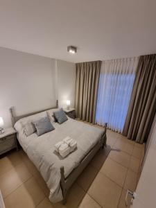 um quarto com uma cama com duas almofadas e uma janela em Nueva Córdoba - Premium em Córdoba