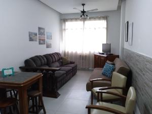 uma sala de estar com um sofá e uma mesa em Copacabana Beach Modern Apartments no Rio de Janeiro