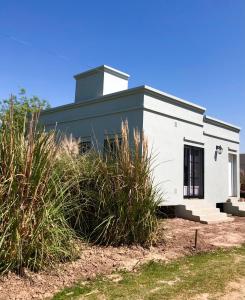 un edificio blanco con una torre encima en De los Horneros en San Antonio de Areco