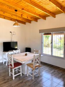 comedor con mesa de madera y sillas en De los Horneros en San Antonio de Areco