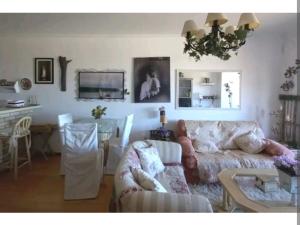 sala de estar con sofá y mesa en Apartamento charmoso com piscina, en Gramado