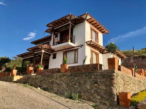 a house on a stone wall at Cabañas Duna Campestre in Sáchica