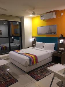 1 dormitorio con 1 cama grande en una habitación en Hotel White Fields Hitec City, Hyderabad en Hyderabad