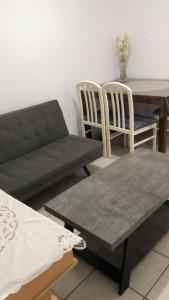 Ruang duduk di Holiday House maisonette