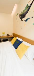 Postel nebo postele na pokoji v ubytování Qlio Hotel