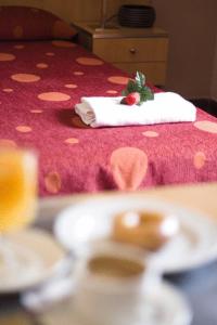 einen Tisch mit einem Teller Essen auf einem Bett in der Unterkunft Hotel Las Terrazas in Albolote