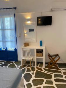 Televízia a/alebo spoločenská miestnosť v ubytovaní Angie's Studios