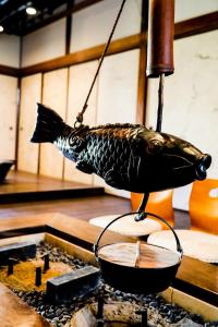 Φωτογραφία από το άλμπουμ του Guesthouse Omoya--全個室--囲炉裏のぬくもりと共にグループの絆を深める古民家宿でゆっくりとした時間を-6名部屋-6名部屋-8名部屋--最大20名-ペット同伴可は一室のみ- στη Ματσουγιάμα