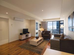 Oaks Melbourne on Lonsdale Suites的电视和/或娱乐中心