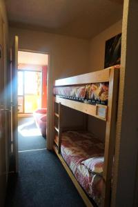Ce lit superposé se trouve dans un dortoir doté d'une fenêtre. dans l'établissement Résidence Plein Soleil Ii - studio cabine 4 personnes MAE-2850, à Orcières