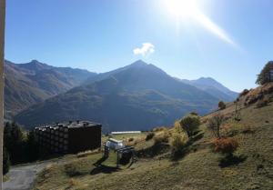 - une vue sur la montagne et le ciel ensoleillé dans l'établissement Résidence Plein Soleil Ii - studio cabine 4 personnes MAE-2850, à Orcières