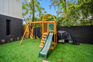 ヒューストンにあるQuantum Tiny Loft at East End Revitalizedの庭滑り台付き遊び場