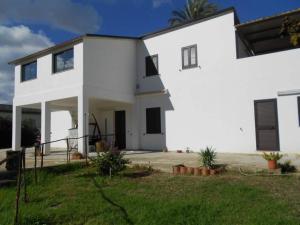 a white house with a yard at 1st floor apartment in villa Falari near the in Avola
