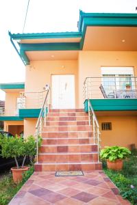 ein Haus mit einer Treppe, die zur Eingangstür führt in der Unterkunft Zara's Home Meteora-A Home With A View! in Kalambaka