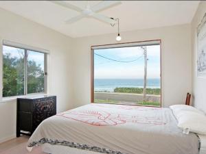 
A bed or beds in a room at Prime Position - across from seven mile beach
