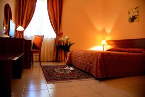 a hotel room with a bed and a window at Hotel Ristorante Taverna Verde in Piverone