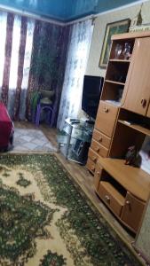 AlfërovoにあるКривой Рог на Заречном 4 квартира посуточноのリビングルーム(ドレッサー、大きなラグ付) +5枚の写真