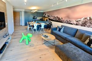 a living room with a couch and a table at Bergkind in Garmisch-Partenkirchen