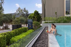 Bazén v ubytování Four Points by Sheraton Phuket Patong Beach Resort nebo v jeho okolí