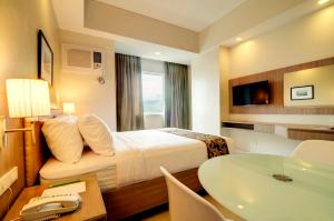 Postel nebo postele na pokoji v ubytování Zerenity Hotel & Suites