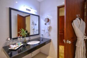 Un baño de Royal Kandyan Hotel