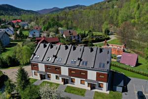 una vista sul tetto di una casa con tetti in metallo di Szczyrk Apartament Natura z Sauną nad Żylicą a Szczyrk