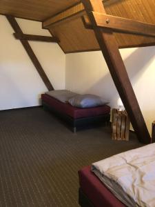 sypialnia z 2 łóżkami na poddaszu w obiekcie Lissy's alte Schmiede 