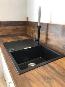 eine Küchenspüle mit schwarzer Arbeitsplatte in der Unterkunft Lissy's alte Schmiede 