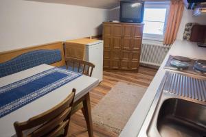 Kuchyňa alebo kuchynka v ubytovaní 10Bedroom House Obertauern-Salzburg for 30 people