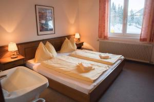 Posteľ alebo postele v izbe v ubytovaní 10Bedroom House Obertauern-Salzburg for 30 people