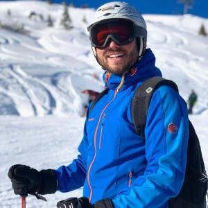 mężczyzna stoi na stoku narciarskim w obiekcie 10Bedroom House Obertauern-Salzburg for 30 people w mieście Radstadt