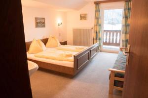 sypialnia z łóżkiem oraz łazienka z oknem w obiekcie 10Bedroom House Obertauern-Salzburg for 30 people w mieście Radstadt