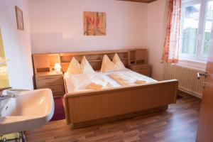 Posteľ alebo postele v izbe v ubytovaní 10Bedroom House Obertauern-Salzburg for 30 people