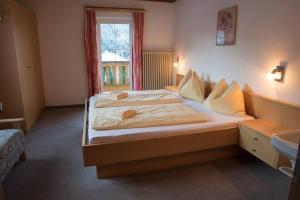 Posteľ alebo postele v izbe v ubytovaní 10Bedroom House Obertauern-Salzburg for 30 people