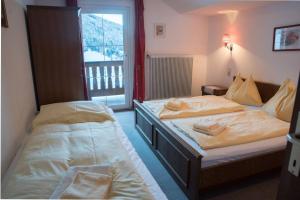 Posteľ alebo postele v izbe v ubytovaní 10Bedroom House Obertauern-Salzburg for 30 people