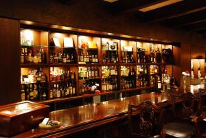 un bar con un montón de botellas de alcohol en Pacific Hotel Okinawa, en Naha
