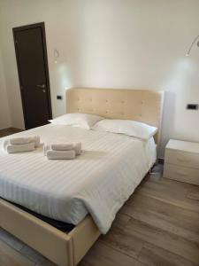 um quarto com uma cama grande com duas toalhas em Giosam bed & breakfast em Pozzilli