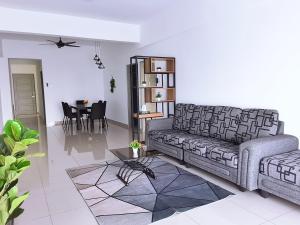 uma sala de estar com um sofá e uma mesa em Traveler's homestay 旅人窝@ The Venus Sitiawan em Kampong Lumut Kiri
