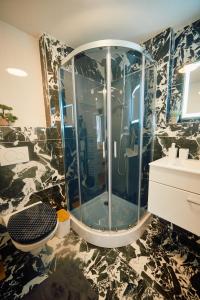 a bathroom with a shower and a sink at Apartment für 2 Erwachsene und 2 Kinder mit Weinkeller und kleinem Hof mit Frühstück - Self made in Retz