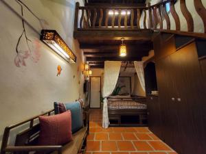 ein Zimmer mit einer Treppe und ein Zimmer mit einem Bett in der Unterkunft 歇會兒民宿典藏館 in Jincheng