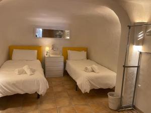 Ліжко або ліжка в номері Villa Cave House with 3 bedrooms