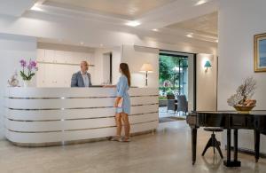 Un hombre y una mujer de pie en un mostrador en Hotel Stella, en Riccione 56 fotos más