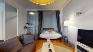Ένα ή περισσότερα κρεβάτια σε δωμάτιο στο Charming studio in Les Pâquis close to the famous Jet d'eau