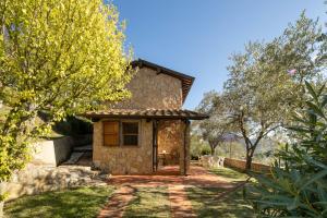 Casa de piedra pequeña con jardín y árboles en Casale Quadrifoglio, en Corsanico-Bargecchia