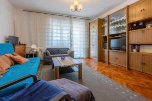 - un salon avec un canapé et une table dans l'établissement Apartments Star by the sea, à Čižići