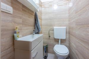 Apartments Star by the sea في سيزيتشي: حمام مع مرحاض ومغسلة