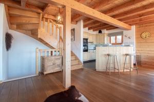 Cabaña de madera con cocina y sala de estar. en Hirondelle JACUZZI & LUXURY chalet 12 pers by Alpvision Résidences en Veysonnaz