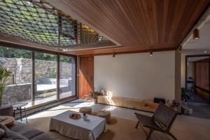 een woonkamer met een bank en een tafel bij Yangshuo Hillside Homestay in Yangshuo